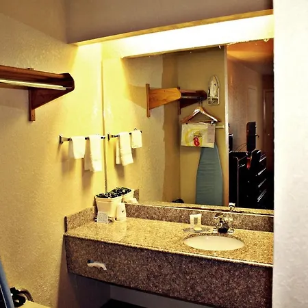Super 8 By Wyndham San Antonio At I-10 Motel Room photo