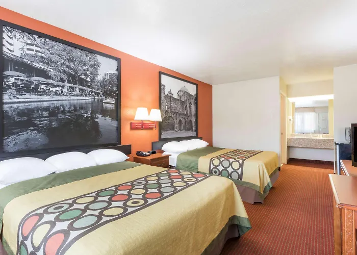 Super 8 By Wyndham San Antonio At I-10
